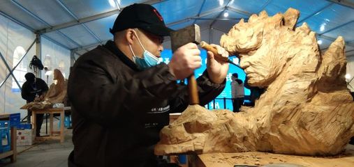 匠心獨(dú)運(yùn)，雕琢?xí)r代——嵊州木雕現(xiàn)場(chǎng)創(chuàng)作大賽再啟華章